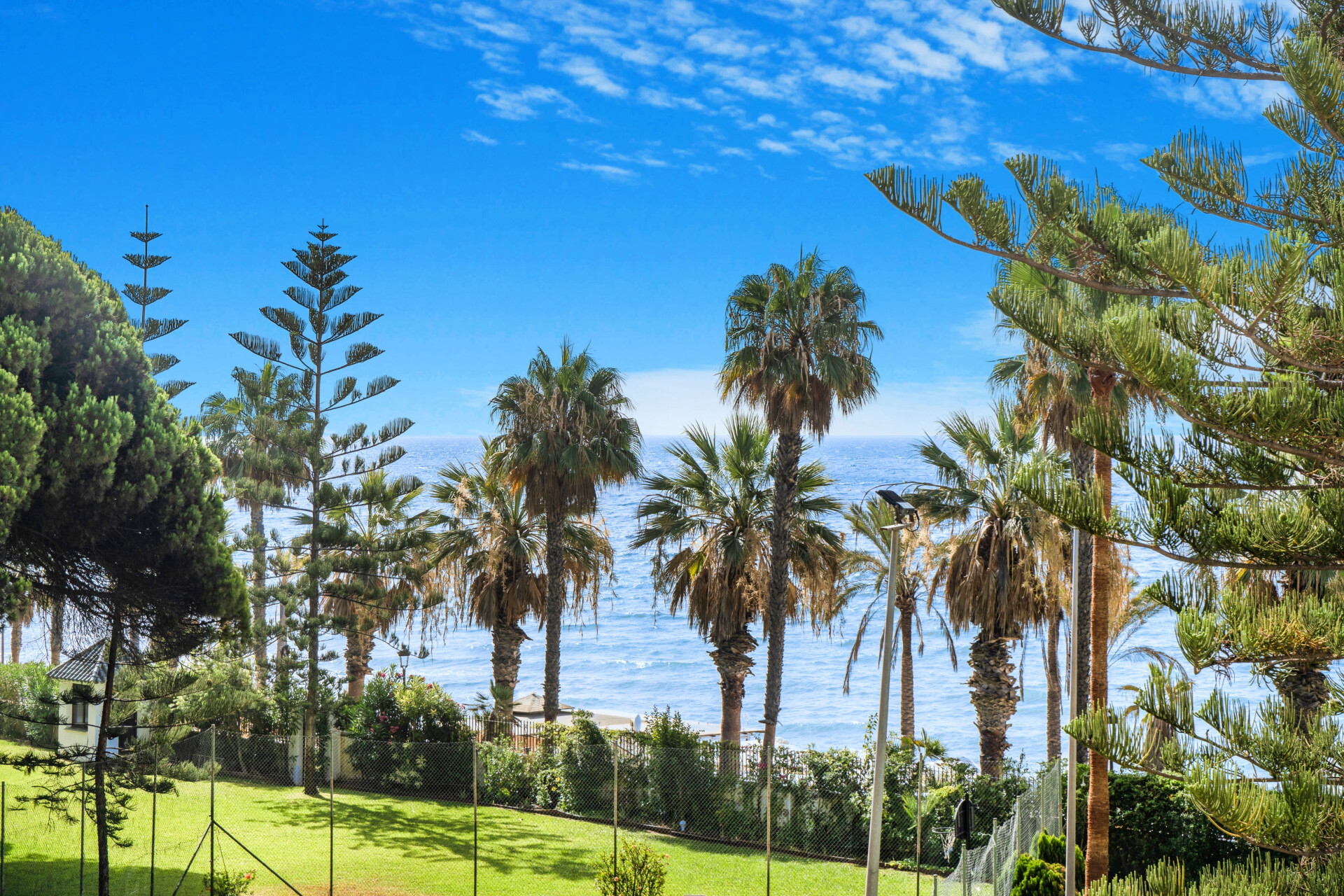 Hermosa playa de primera línea, casa de cuatro dormitorios en la prestigiosa comunidad de Marbellamar, en Marbella Milla de Oro - Marbella Golden Mile - Adosado | 12