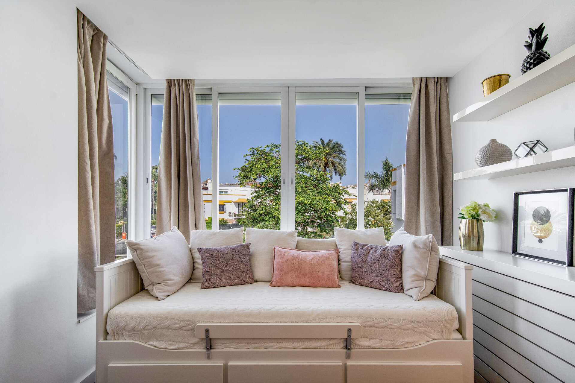 Hermosa playa de primera línea, casa de cuatro dormitorios en la prestigiosa comunidad de Marbellamar, en Marbella Milla de Oro - Marbella Golden Mile - Adosado | 22