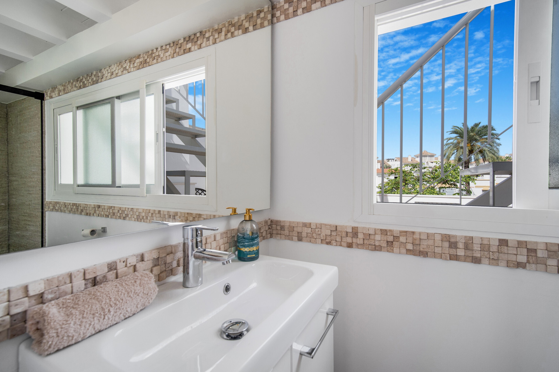 Hermosa playa de primera línea, casa de cuatro dormitorios en la prestigiosa comunidad de Marbellamar, en Marbella Milla de Oro - Marbella Golden Mile - Adosado | 31