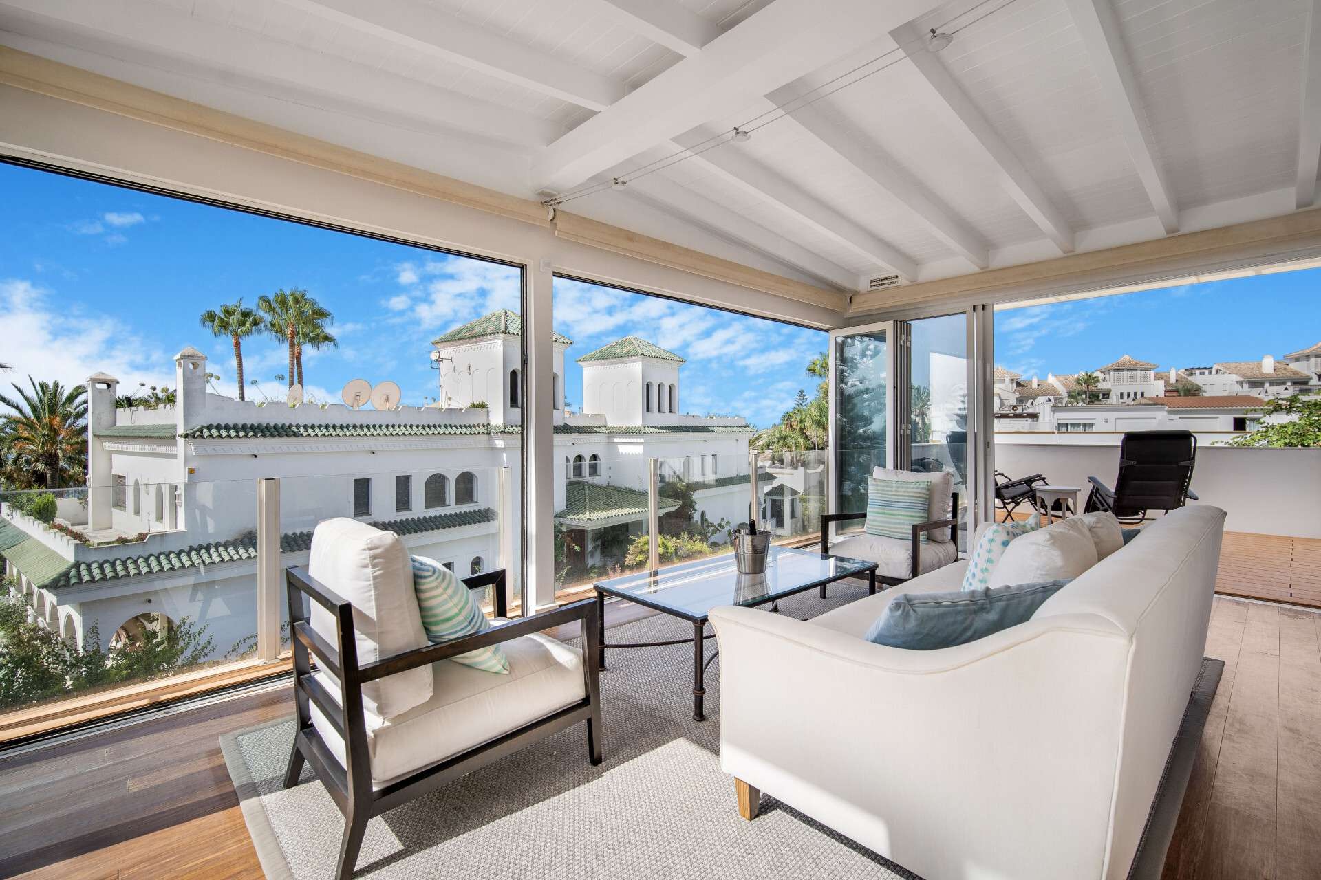 Hermosa playa de primera línea, casa de cuatro dormitorios en la prestigiosa comunidad de Marbellamar, en Marbella Milla de Oro - Marbella Golden Mile - Adosado | 17