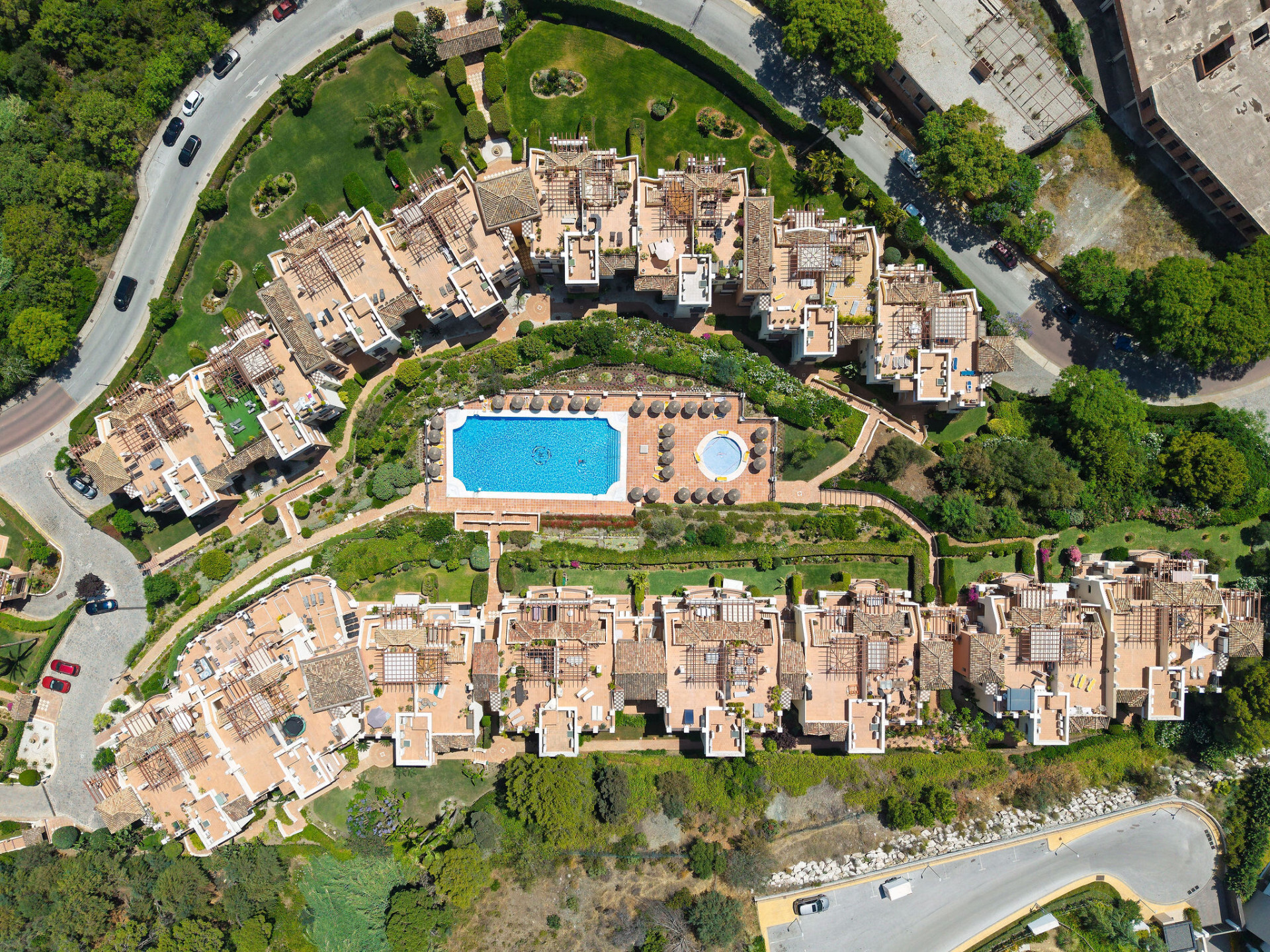 Bienvenido a este hermoso ático renovado que ofrece una vida luminosa y contemporánea en una tranquila urbanización andaluza! - Los Arqueros - Ático | 40
