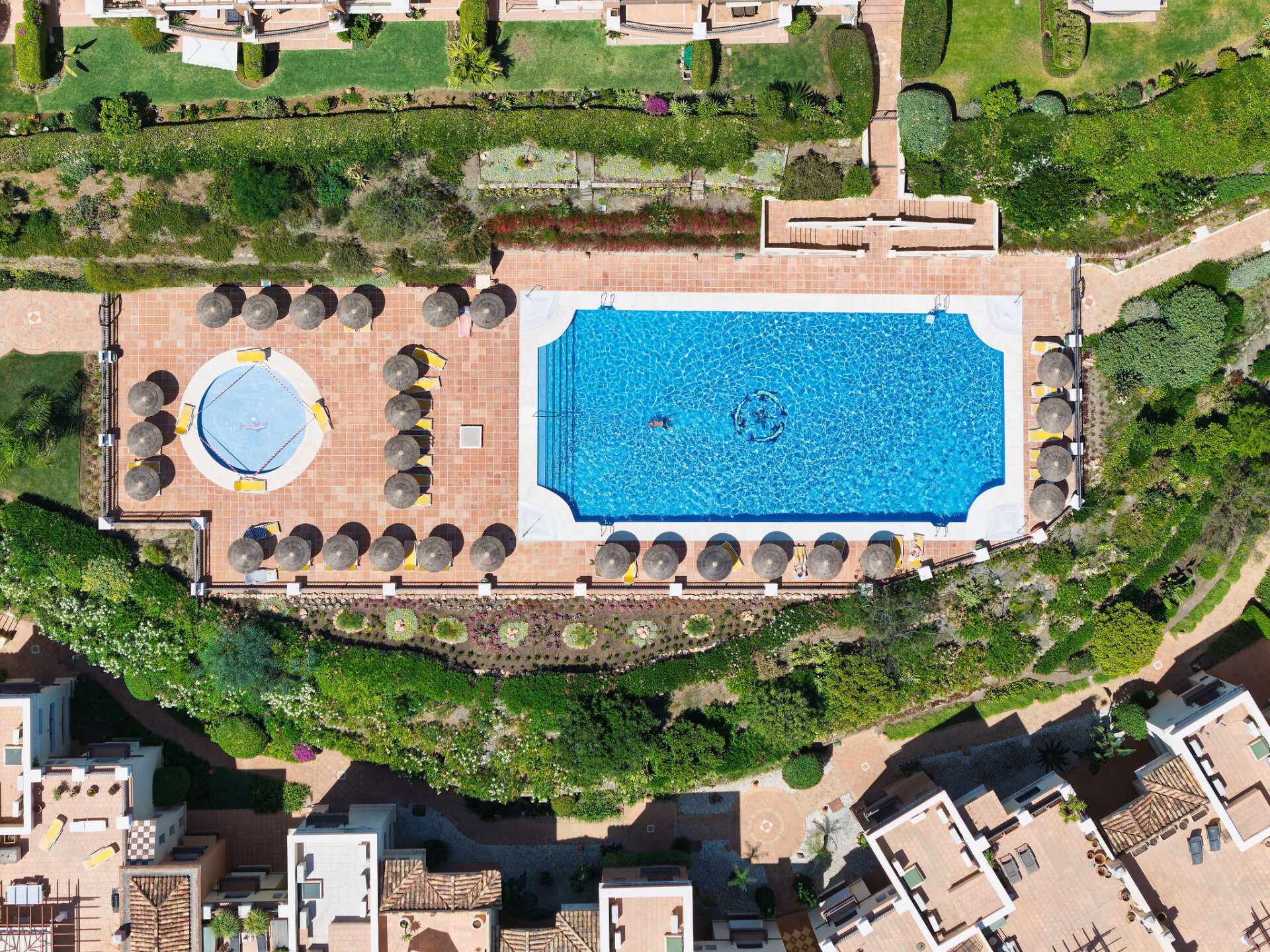 Bienvenido a este hermoso ático renovado que ofrece una vida luminosa y contemporánea en una tranquila urbanización andaluza! - Los Arqueros - Ático | 39