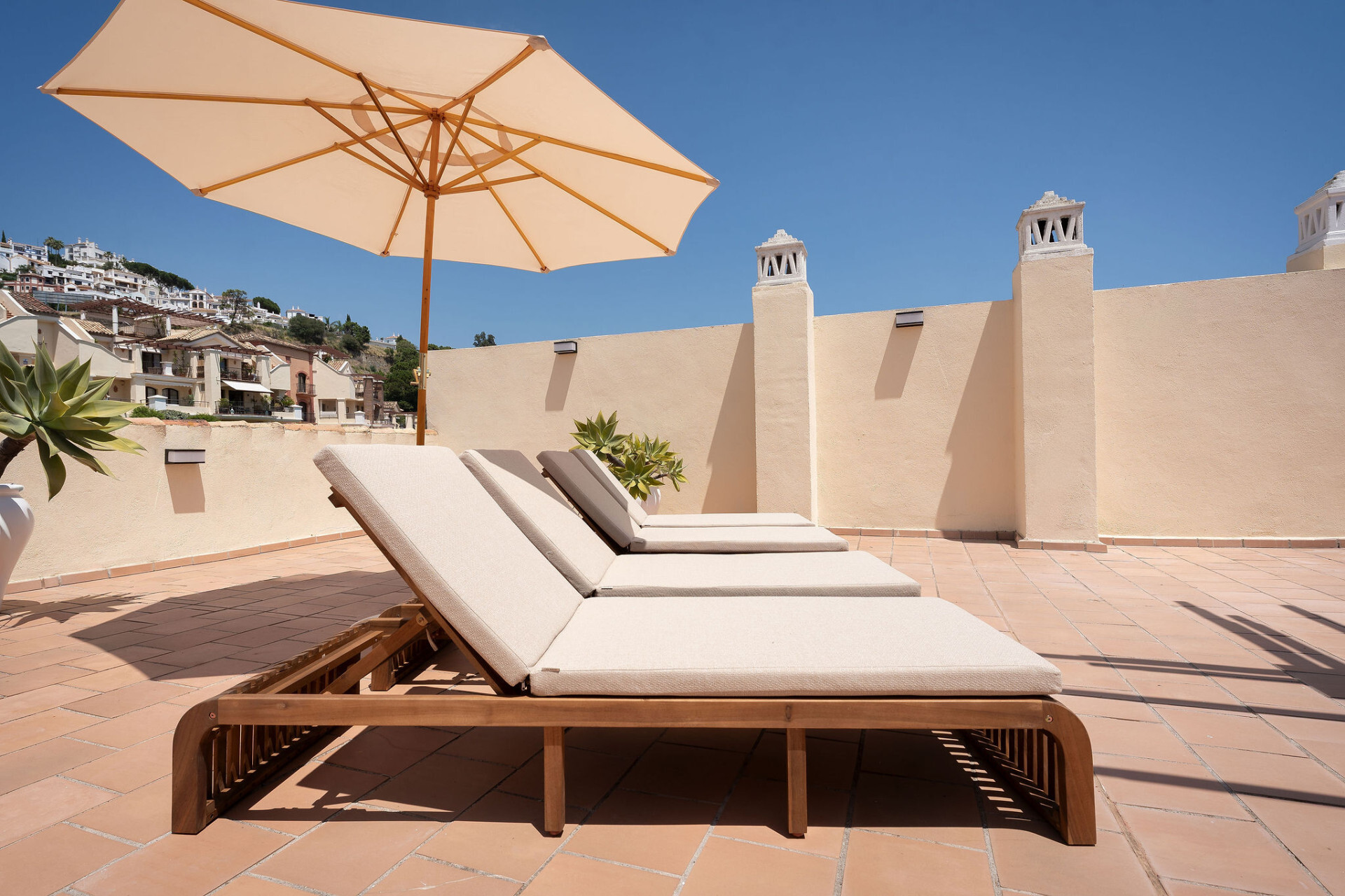 Bienvenido a este hermoso ático renovado que ofrece una vida luminosa y contemporánea en una tranquila urbanización andaluza! - Los Arqueros - Ático | 30