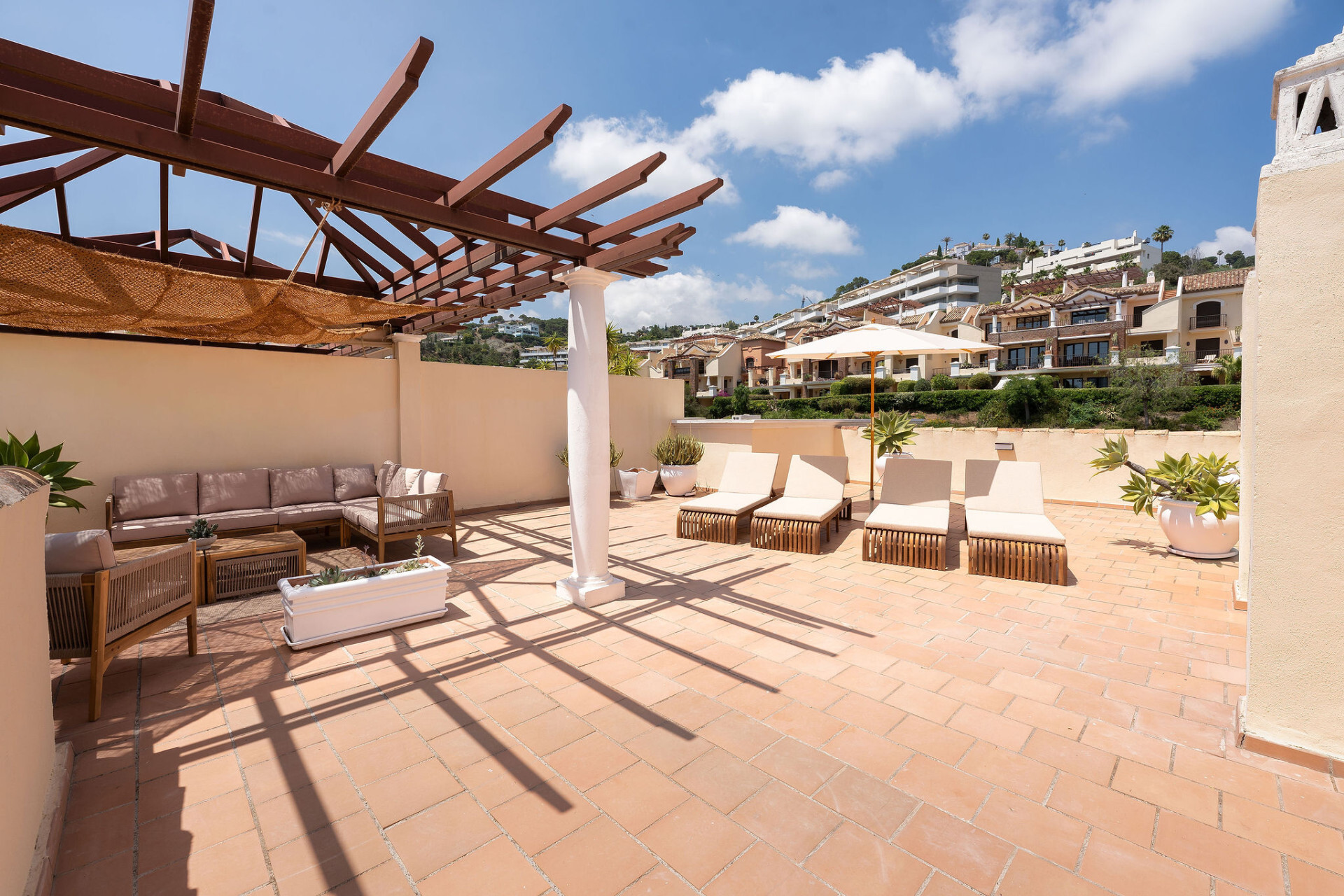 Bienvenido a este hermoso ático renovado que ofrece una vida luminosa y contemporánea en una tranquila urbanización andaluza! - Los Arqueros - Ático | 33
