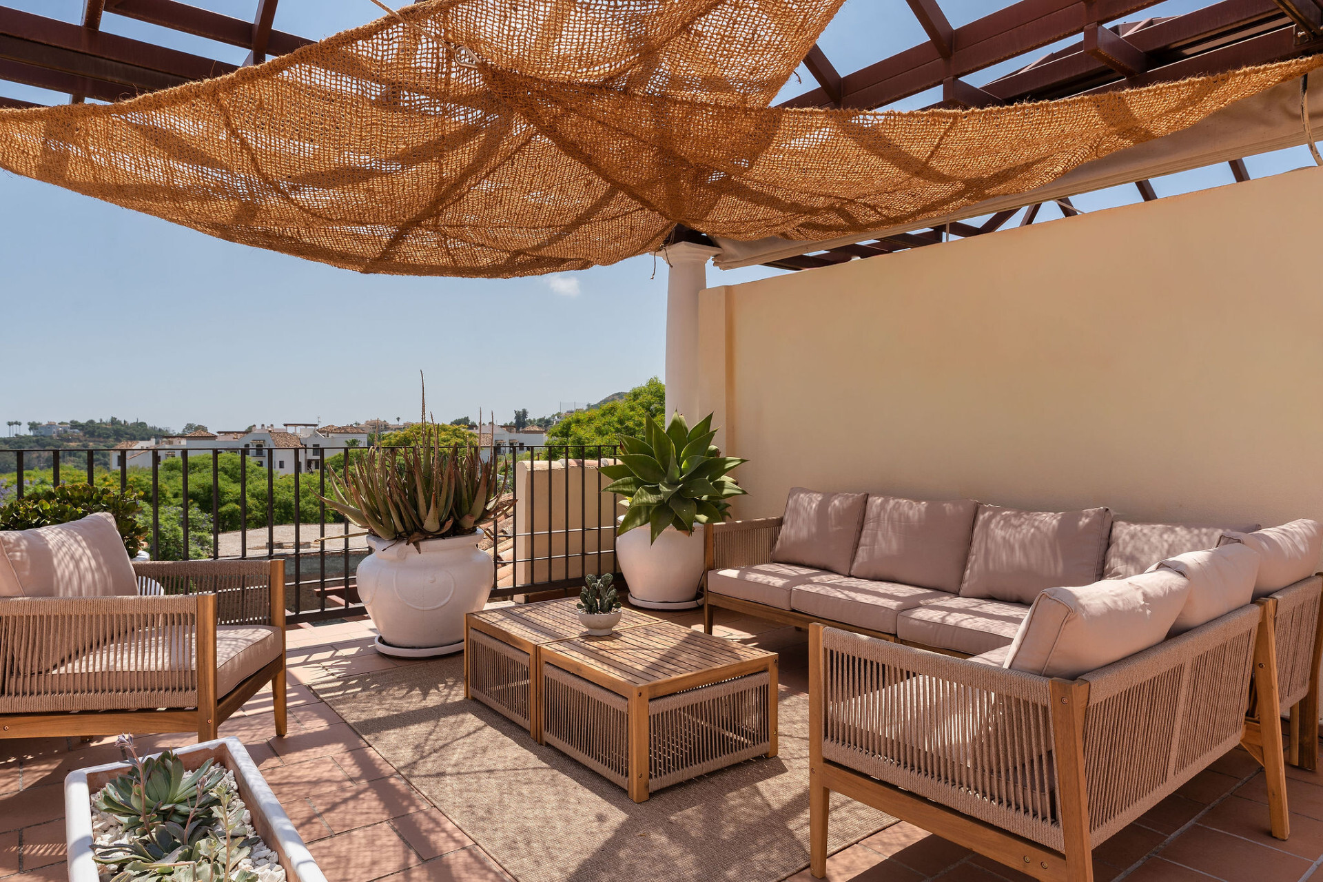 Bienvenido a este hermoso ático renovado que ofrece una vida luminosa y contemporánea en una tranquila urbanización andaluza! - Los Arqueros - Ático | 27