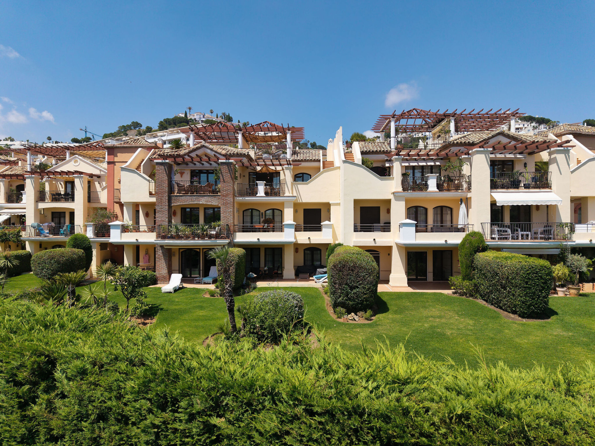 Bienvenido a este hermoso ático renovado que ofrece una vida luminosa y contemporánea en una tranquila urbanización andaluza! - Los Arqueros - Ático | 36