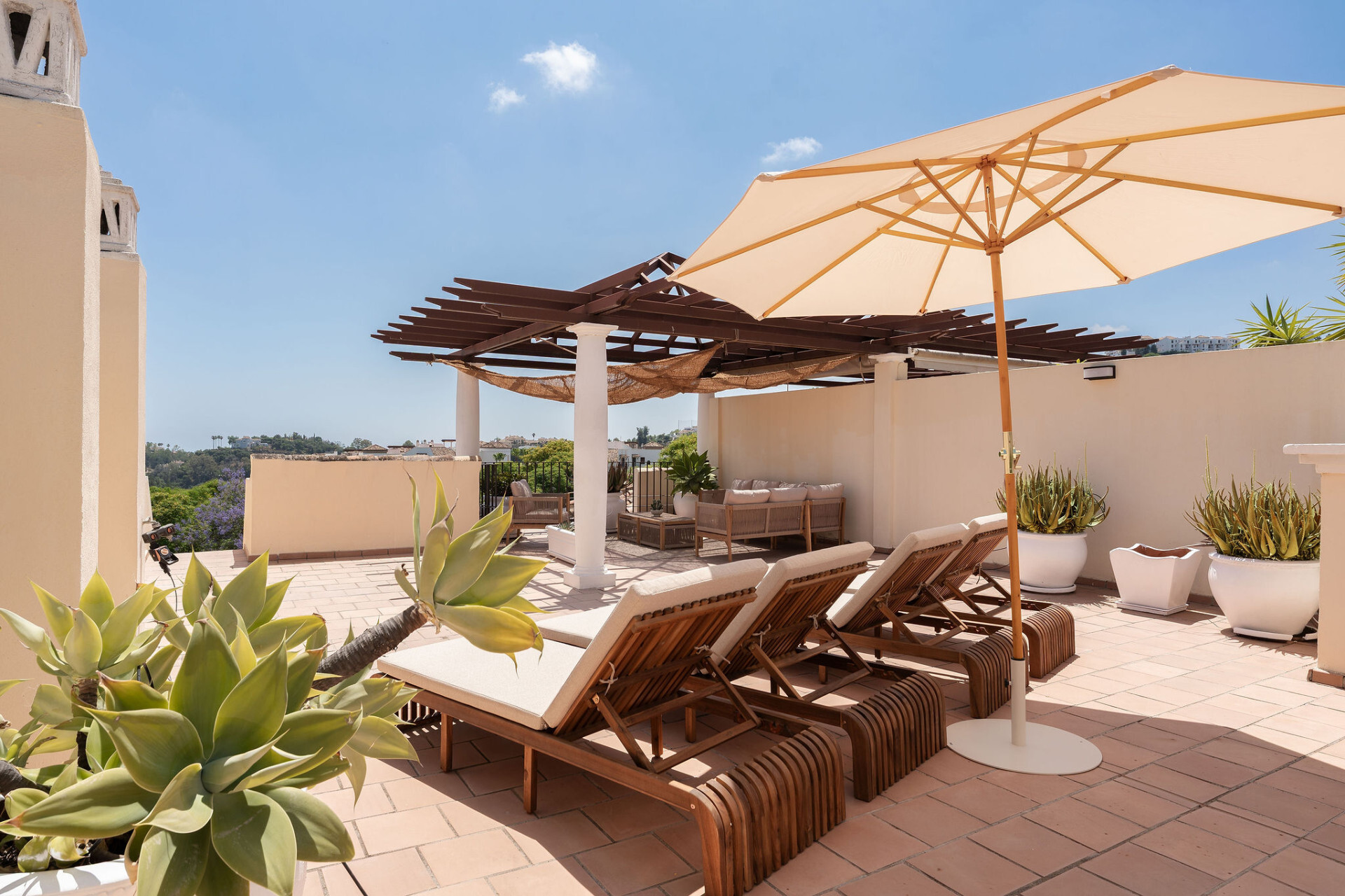 Bienvenido a este hermoso ático renovado que ofrece una vida luminosa y contemporánea en una tranquila urbanización andaluza! - Los Arqueros - Ático | 31