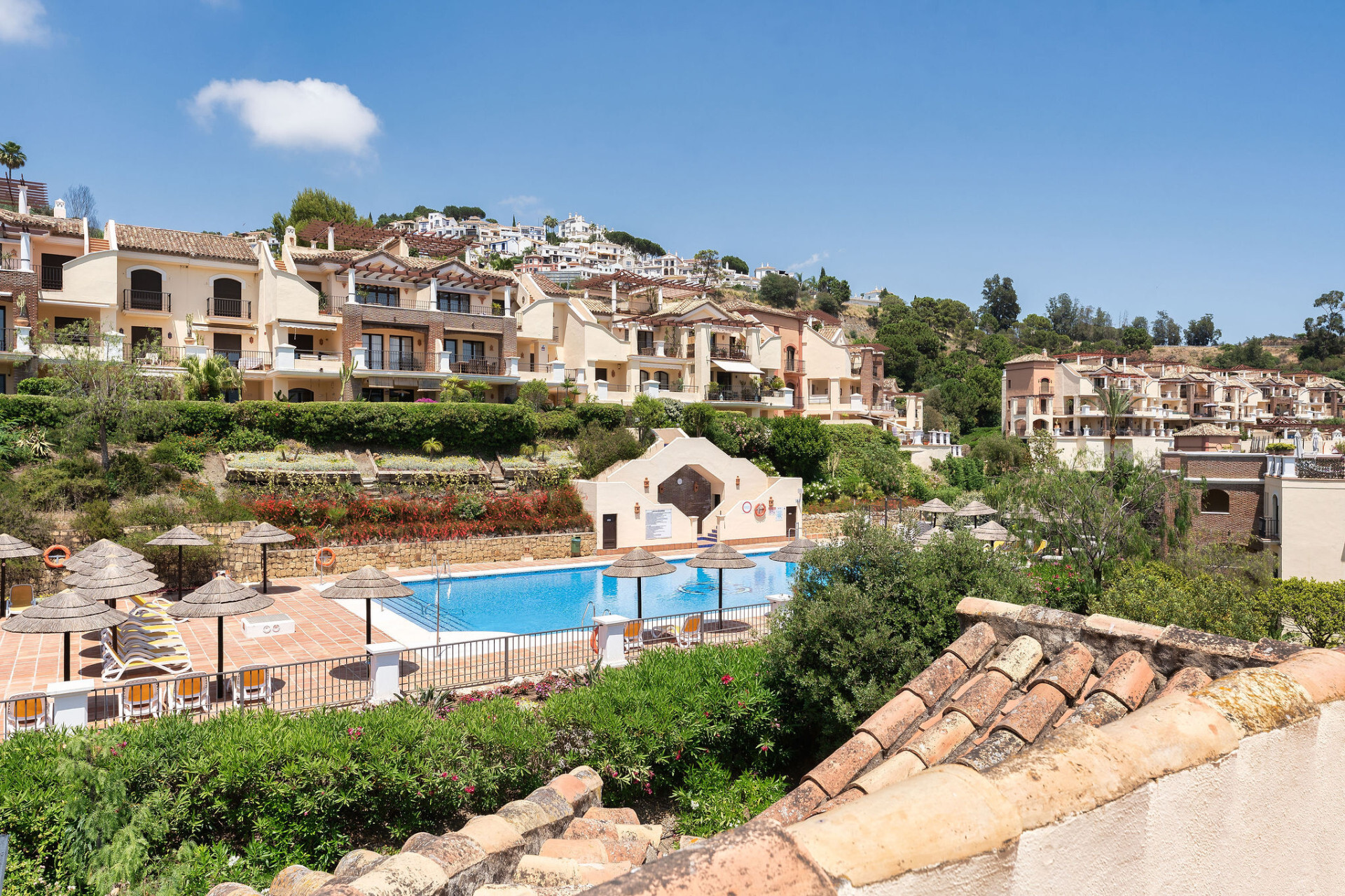 Bienvenido a este hermoso ático renovado que ofrece una vida luminosa y contemporánea en una tranquila urbanización andaluza! - Los Arqueros - Ático | 32